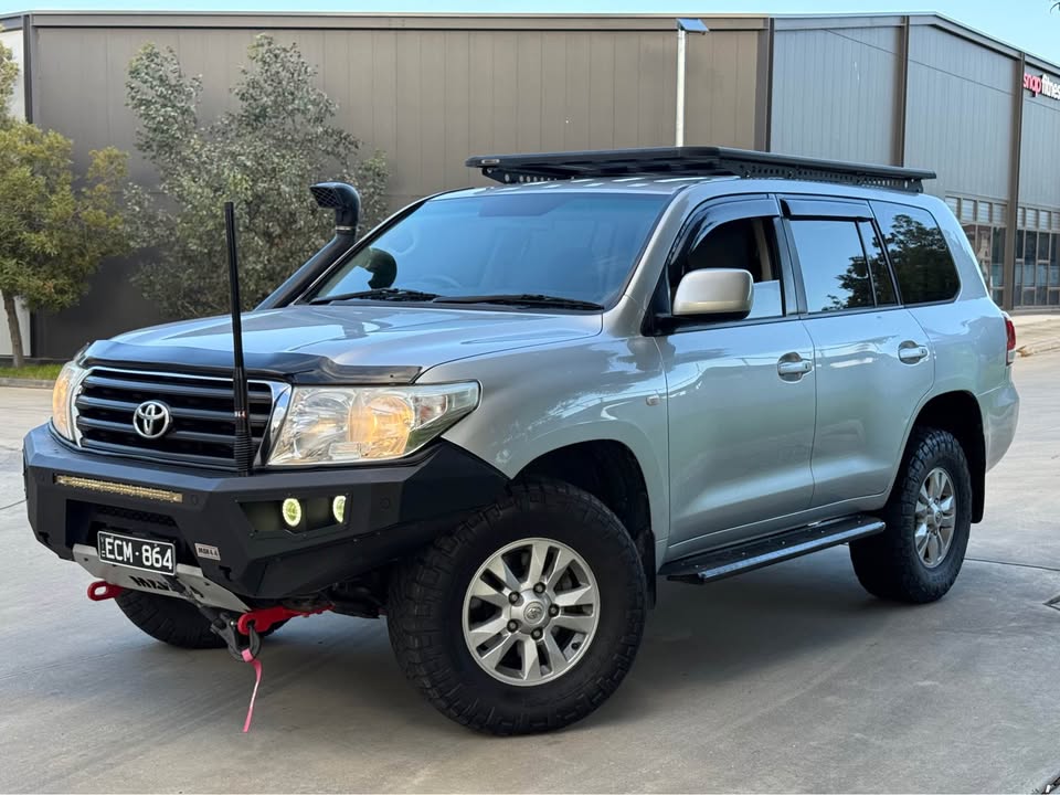 2008 Toyota Land Cruiser 200 photo 2