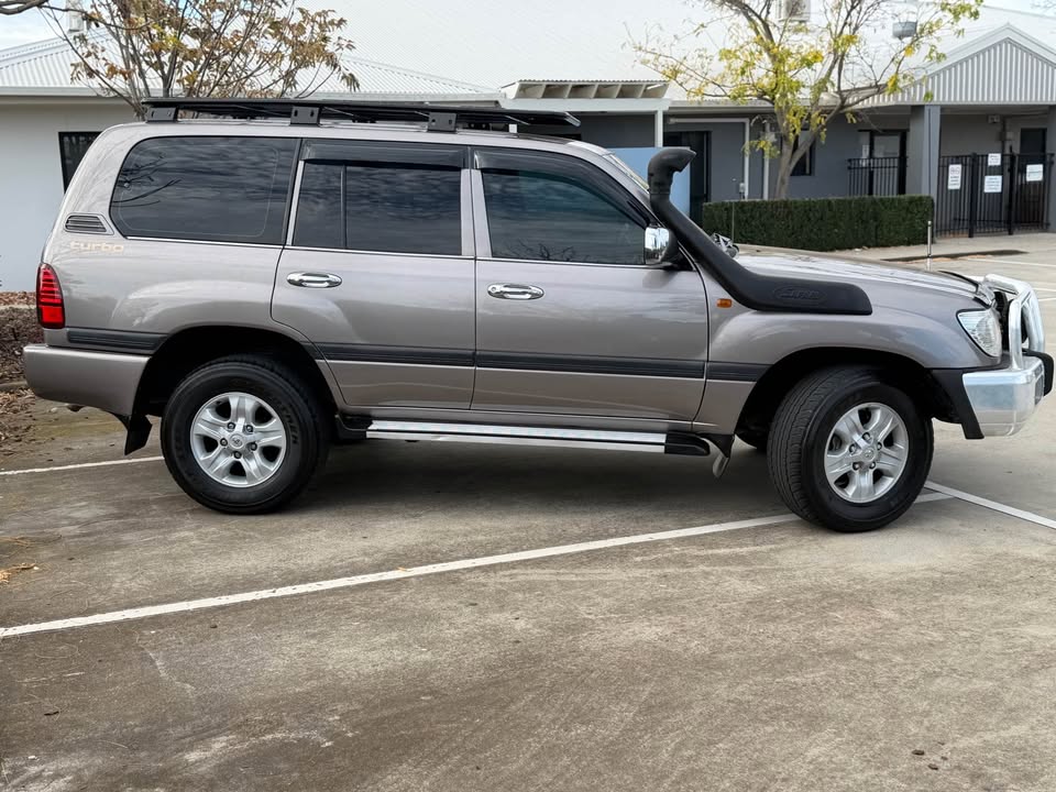 2006 Toyota Land Cruiser 100 photo 3