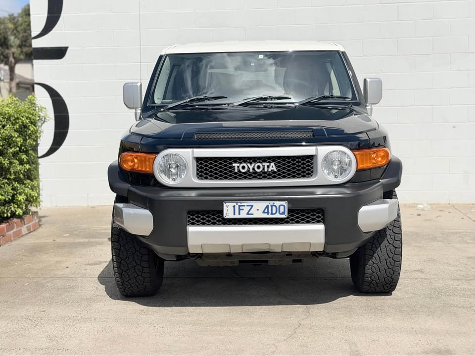 2014 Toyota FJ Cruiser photo 2