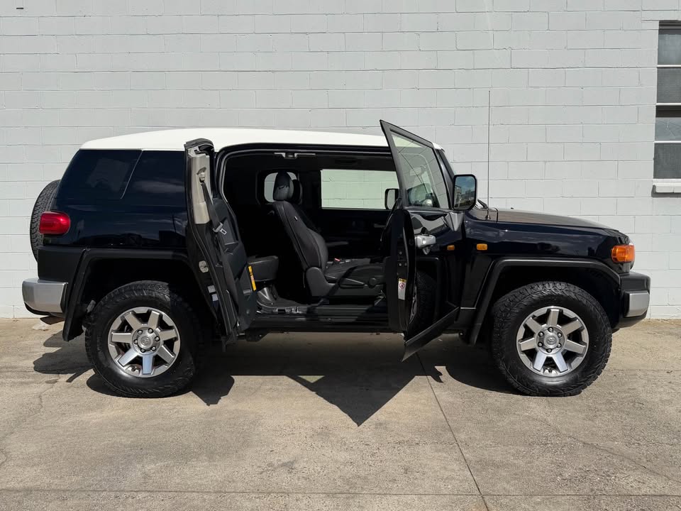 2014 Toyota FJ Cruiser photo 19